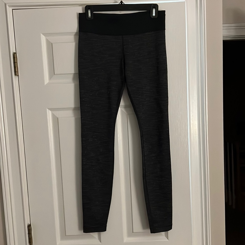 Under armor women’s leggings. Size small. In good condition